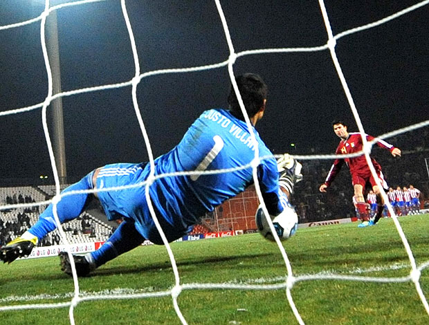Justo Villar defende penalti para o Paraguai (Foto: AFP)