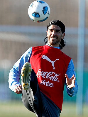 Loco Abreu no treino do Uruguai (Foto: AP)