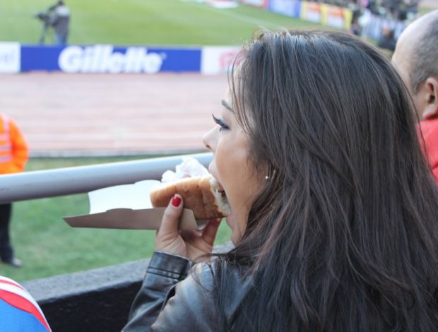 Larissa Riquelme comendo cachorro quente na final da Copa América (Foto: João Paulo Garschagen/GLOBOESPORTE.COM)