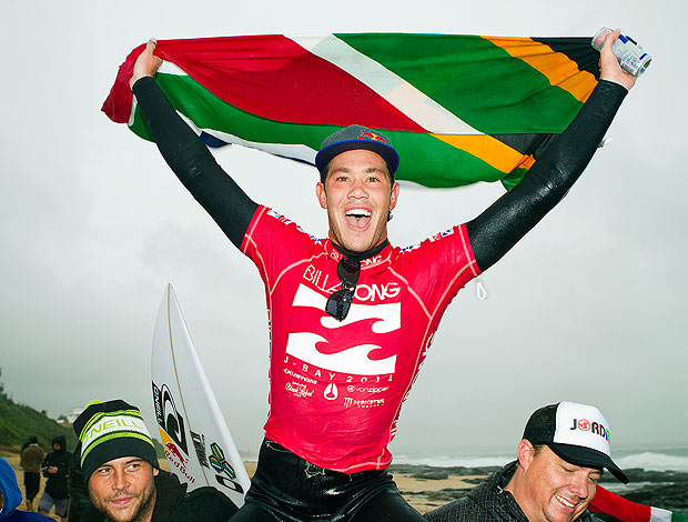 Jordy Smith comemora o título do surfe na África do Sul (Foto: AP)