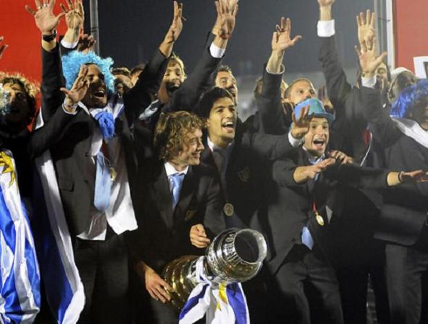 Jogadores Uruguai festejam no Centenário (Foto: EFE)