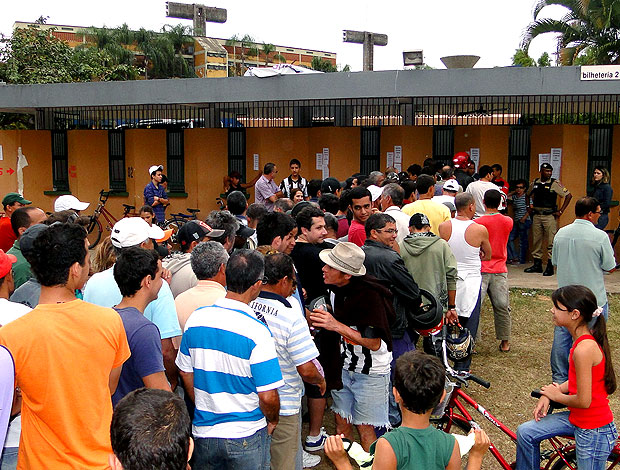 Fila de torcedores nas bilheterias do Ipatingão (Foto: Marco Antônio Astoni / Globoesporte.com)