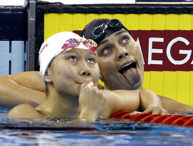 Jing Zhao e Natalie Coughlin Mundial de natação Xangai (Foto: Reuters)