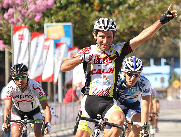 Edgardo Simon comemora vitória na etapa do Tour do Rio (Foto: Marcio Rodrigues / Fotocom.net)