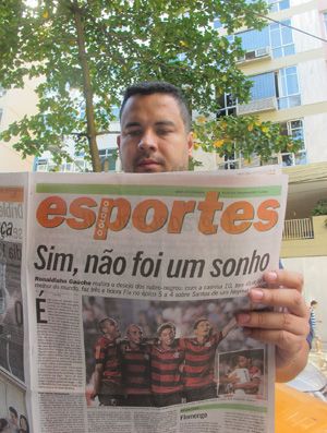 torcedor flamengo  lendo jornal (Foto: Janir Junior/Globoesporte.com)