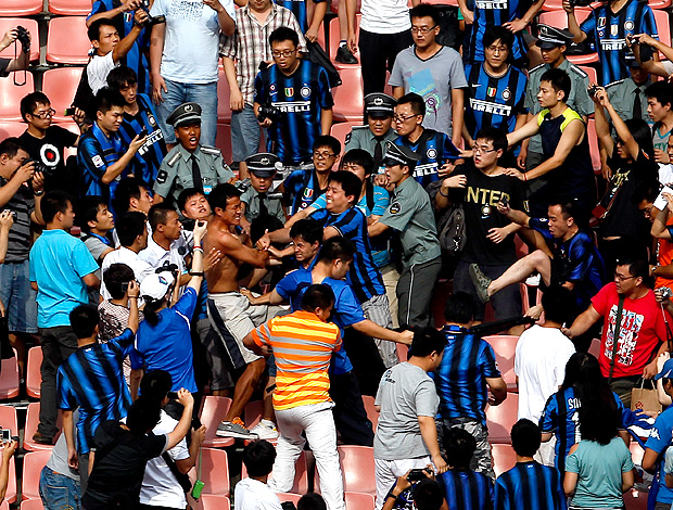 torcedor do milan no meio da torcida do Internazionale (Foto: agência AP)