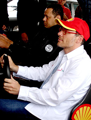Jacques Villeneuve no simulador com alguns fãs da stock car (Foto: Alexander Grunwald / Globoesporte.com)
