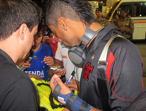 Léo Moura com a mão imobilizada após o jogo do Flamengo (Foto: Richard Souza / Globoesporte.com)