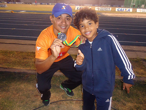 Vicente Lenilson no torfeu brasil de atletismo com o filho (Foto: Amanda Kestelman / Globoesporte.com)
