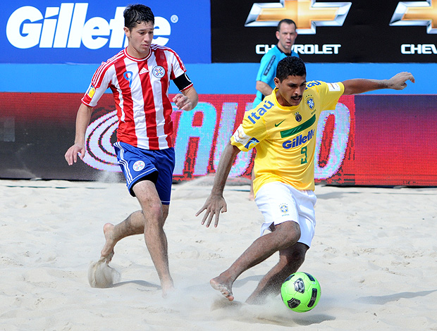 futebol de areia andré brasil paraguai (Foto: Diego Mendes / CBBS)