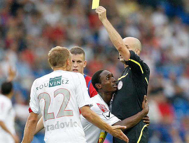 Sion abraça árbitro após levar cartão (Foto: Reuters)
