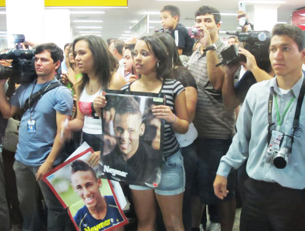 Meninas aguardando Neymar (Foto: Adilson Barros/Globoesporte.com)