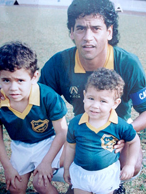 Leandro Castán com o pai Marcelo e o irmão mais novo Luciano (Foto: Divulgação / Arquivo Pessoal)