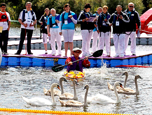 oficial espanta cisnes de maratona aquática em Londres (Foto: Reuters)
