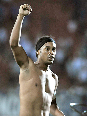 Ronaldinho sem camisa (Foto: Ag. Estado)