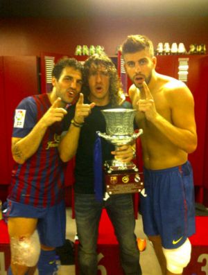 Piqué, Puyol e Fábregas com a taça da Supercopa da Espanha (Foto: Reprodução/Twitter)