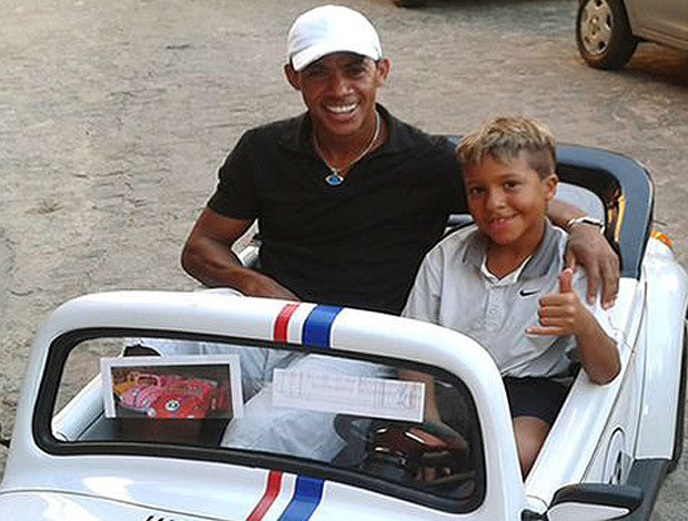 Marcelinho Paraíba com o filho no carrinho (Foto: Reprodução)
