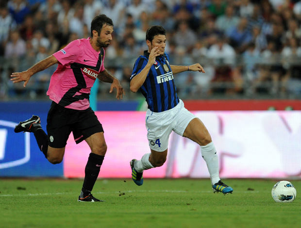 Vucinic e Zanetti, Inter x Juventus (Foto: AFP)