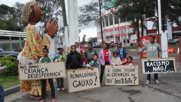protesto ronaldinho gaúcho beira-rio   (Foto: Alexandre Alliatti/Globoesporte.com)