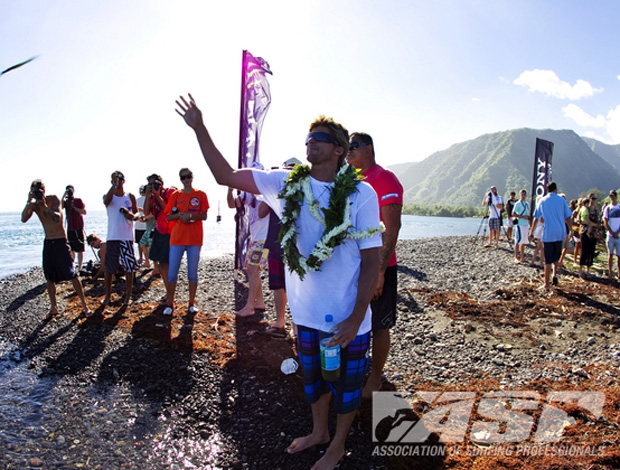 Bruce Irons em homenagem a Andy Irons no Taiti (Foto: ASP/ Kirstin)