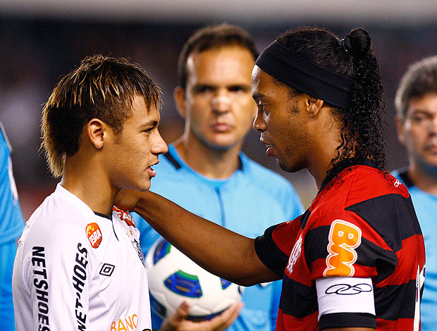 Neymar e Ronaldinho no jogo Santos e Flamengo (Foto: Ag. Estado)
