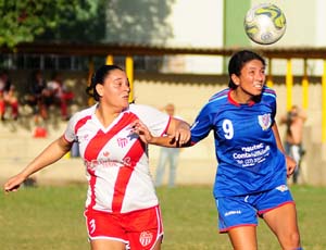 Colatina e Vila Nova, futebol feminino (Foto: Gabriel Lordêllo/Arquivo/A Gazeta)