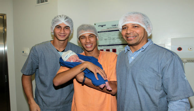 Ganso, Neymar e Neymar pai, com Davi Lucca, na maternidade (Foto: Reprodução / Twitter)