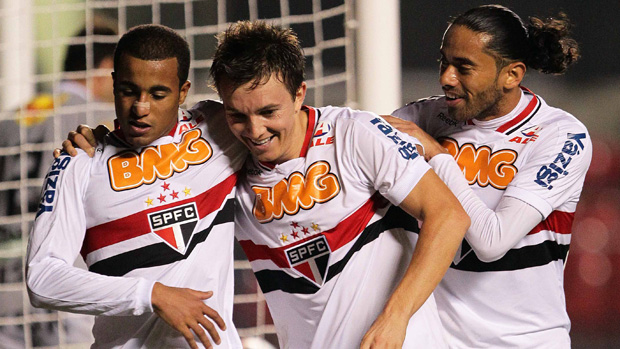 Lucas, Dagoberto e Carlinhos Paraiba comemoram gol do São Paulo sobre o Ceará (Foto: Vipcomm)