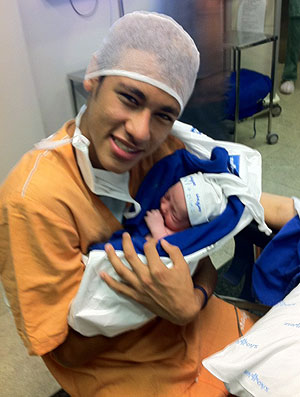 Neymar com o filho (Foto: Reprodução / Twitter)