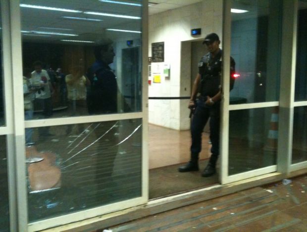 Vidro quebrado após manifestação dos sem-teto no Ministério do Esporte (Foto: Marcelo Parreira/GLOBOESPORTE.COM)
