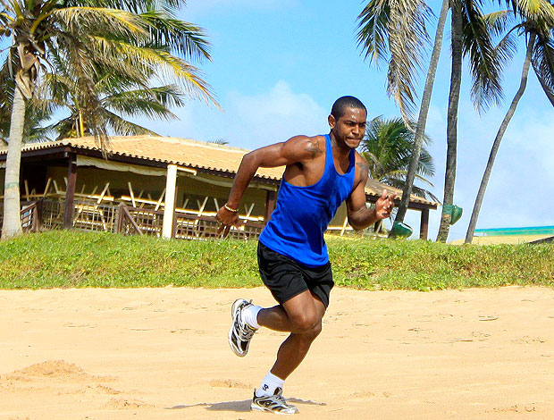 Jobson durante treino na praia (Foto: Wesley Santos / PressDigital)
