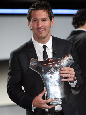 Messi com trofeu de melhor jogador na europa pela UEFA (Foto: AP)