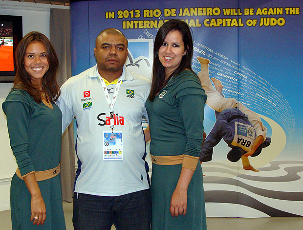 Honorato posa com as promotoras do estande do Brasil no ginásio (Foto: Alfredo Bokel / Globoesporte.com)