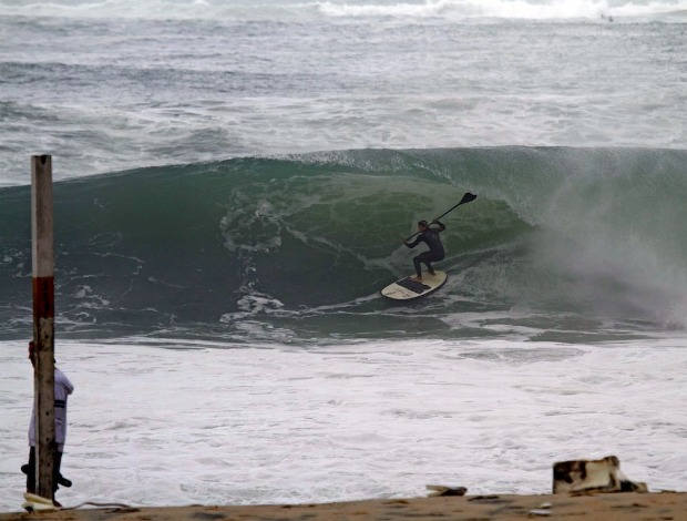 Surfe Caio Vaz ressaca Rio de Janeiro (Foto: Pedro Fortes /Mídia Bacana)