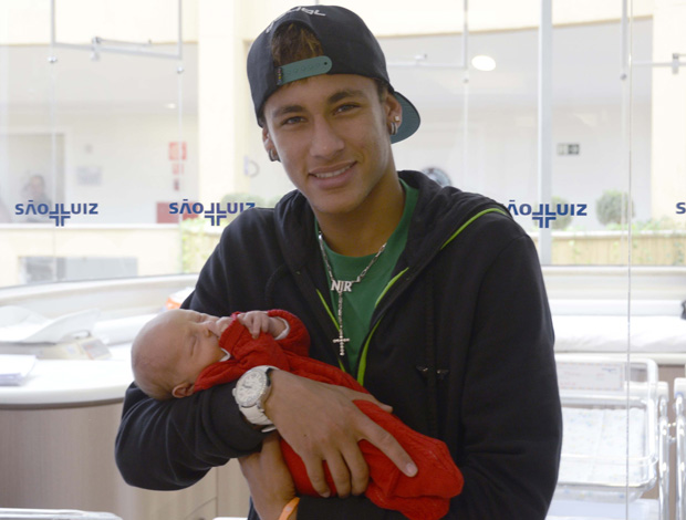 Neymar Jr com o filho Davi Lucca (Foto: Adilson Micalli)