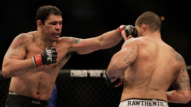 Rodrigo Minotauro lutando contra Brendan Schaub no UFC Rio (Foto: AP)