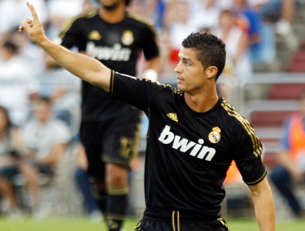 Cristian Ronaldo comemora gol do Real Madrid sobre o Zaragoza (Foto: Reuters)
