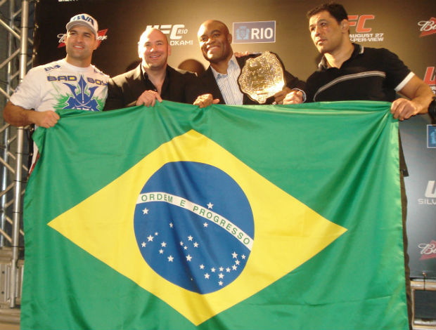 Shogun, Dana White, Anderson Silva e Minotauro com bandeira do Brasil (Foto: Adriano Albuquerque/SporTV.com)