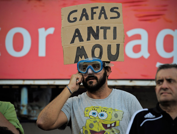 Torcedor com óculos Anti-Mourinho (Foto: AP)