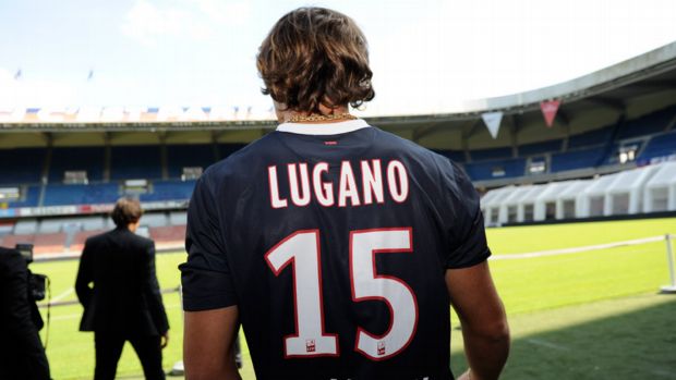 Diego Lugano com a camisa 15 do Paris Saint-Germain (Foto: Divulgação)