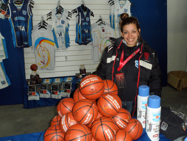 Eliana vendedora da lojinha da Copa América de basquete Corinthians (Foto: Rodrigo Alves/GLOBOESPORTE.COM)