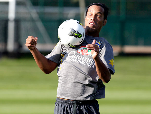 Ronaldinho Gaúcho no treino da Seleção em Londres (Foto: Mowa Press)