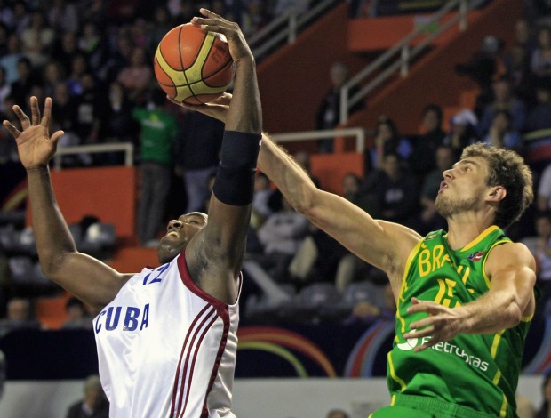 basquete Tiago Splitter Brasil x Cuba copa america (Foto: ap)