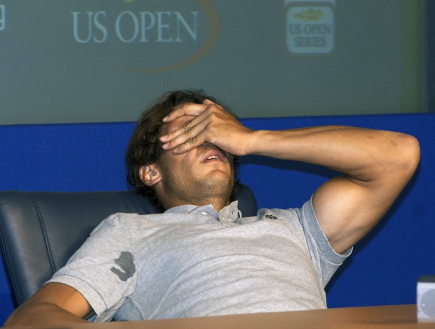 Rafael Nadal tem cãibra durante coletiva no US Open (Foto: AP)