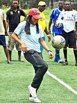 Marta com time feminino em Serra Leoa (Foto: Tommy Trenchard / UNPD)