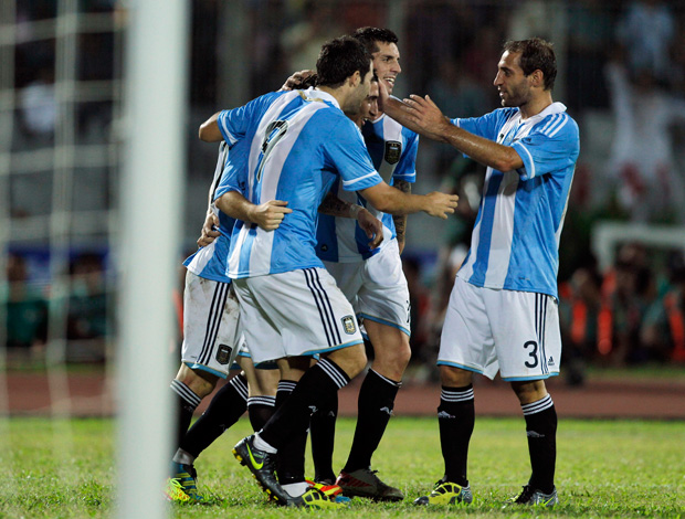 Argentina comemora gol sobre a Nigeria (Foto: AP)