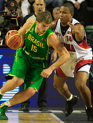 tiago splitter brasil x panamá basquete (Foto: AP)