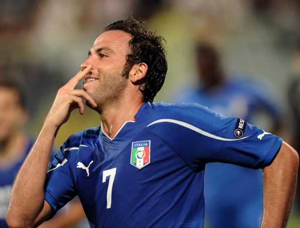 Pazzini comemora gol da Itália sobre a Eslovênia (Foto: AFP)