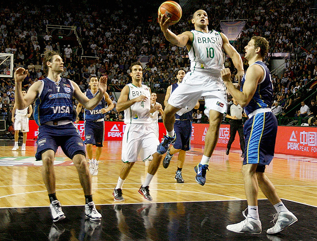 basquete pré-olímpico alex brasil argentina (Foto: Agência AP)