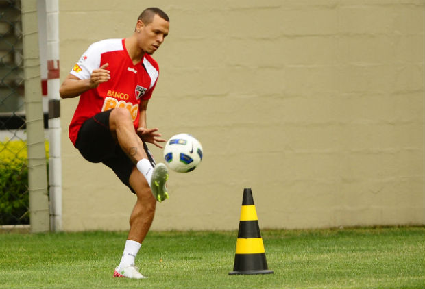 Luis Fabiano, do São Paulo, treina com bola (Foto: Marcos Ribolli / globoesporte.com)